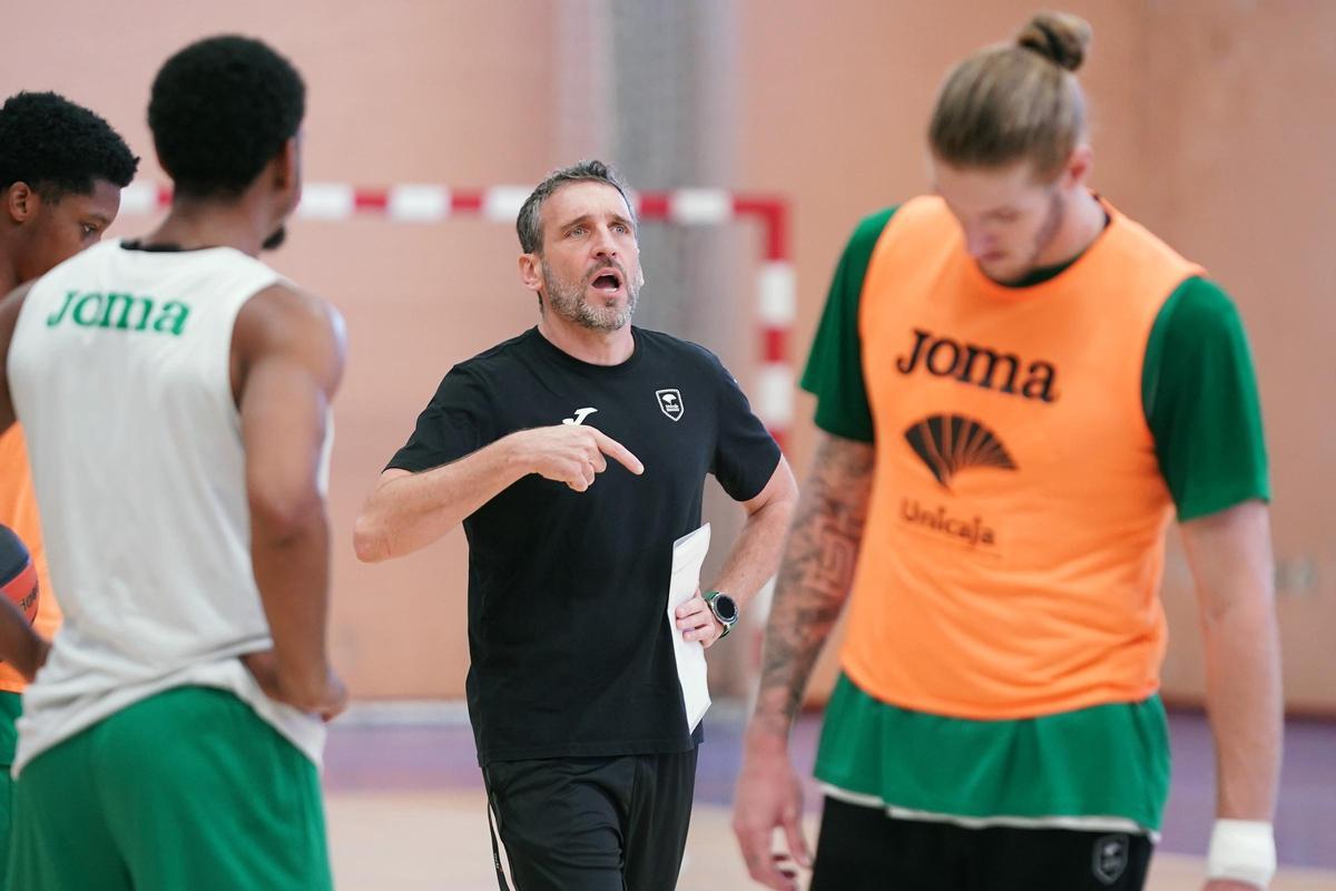 Ibon Navarro habla con sus jugadores en el entrenamiento de este viernes.