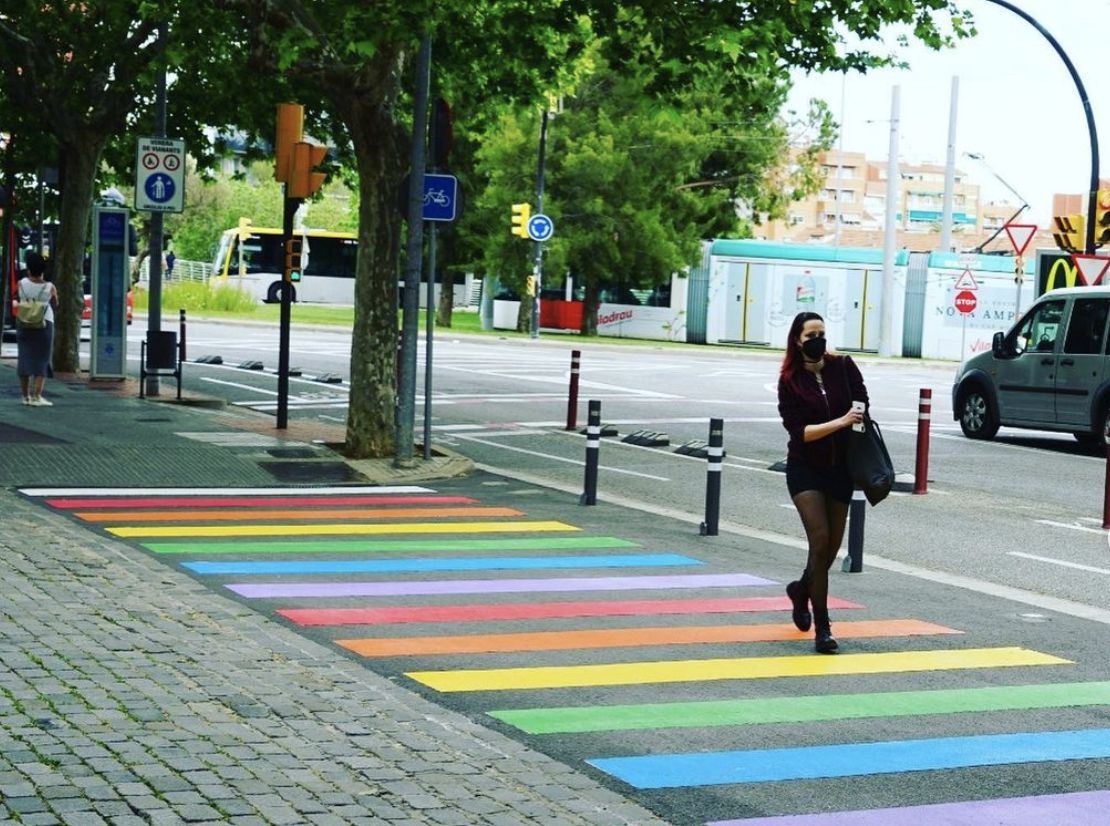 Paso de peatones con la bandera multicolor de Esplugues