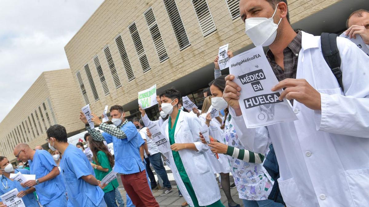 Un instante de la huelga de médicos y facultativos temporales celebrada en abril del pasado año. | | JUAN CASTRO