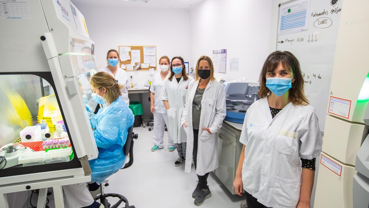 Susana Ramón, con parte del equipo del servicio  de Microbiología.