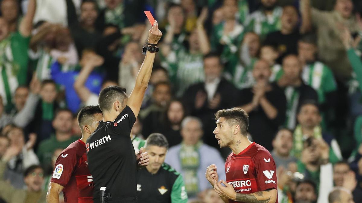 El Betis gana 1-0 y una expulsión por cada equipo en primera mitad