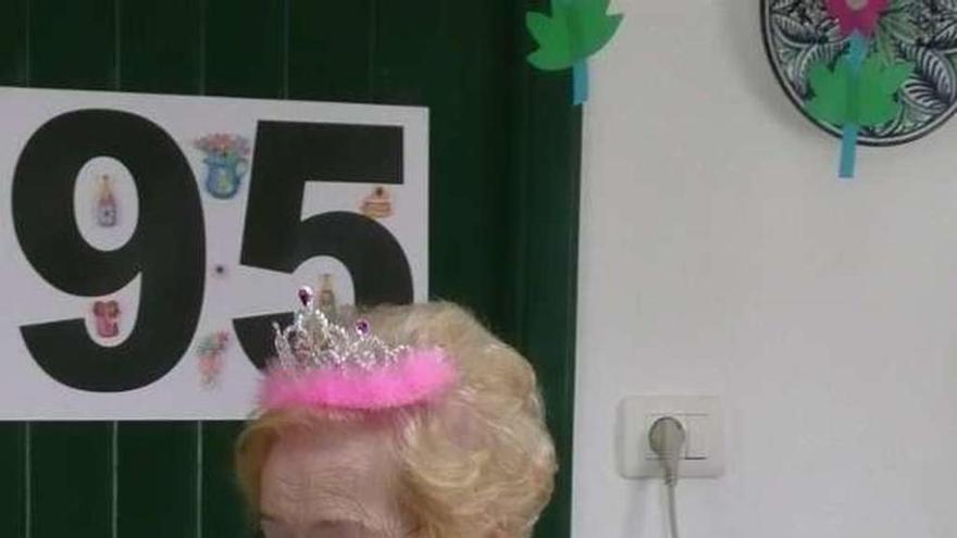 La autora, en la fiesta de su 95 cumpleaños y, a la derecha, en una imagen de su juventud.