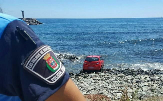 Cae un coche al agua en el barrio de San Cristóbal