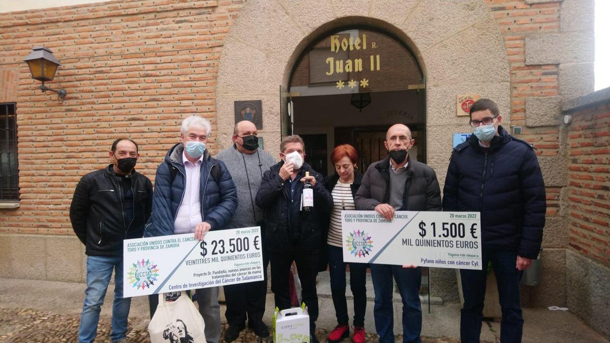 Pandiella (segundo izquierda) posa con responsables de la asociación tras la última donación