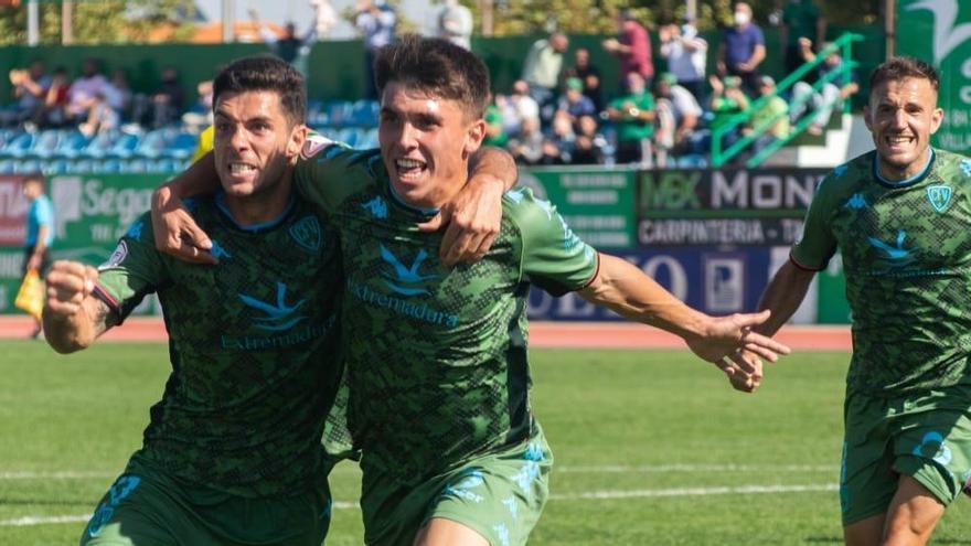 Sillero y Óscar Muñoz celebran el primer gol.