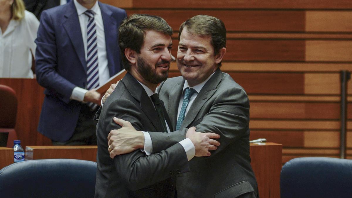 El presidente de la Junta de Castilla y León, Alfonso Fernández Mañueco (d), y el vicepresidente, Juan García Gallardo (i), se felicitan tras la aprobación del proyecto de ley de Presupuestos de la Comunidad para 2023, el primero de la legislatura para el gobierno de coalición formado por PP y Vox, este viernes en las Cortes de Castilla y León, en Valladolid.