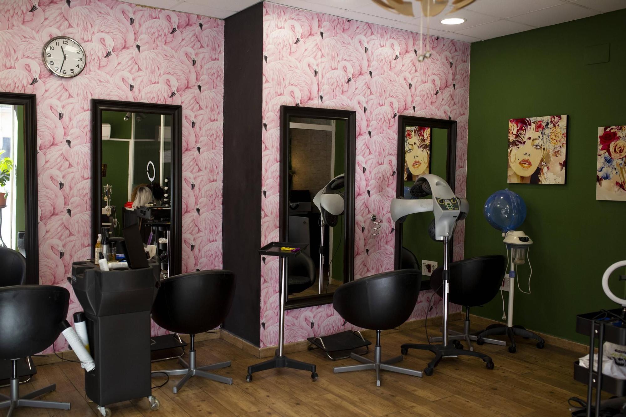 Galería | Roban 200 euros de una peluquería en la calle Argentina de Cáceres