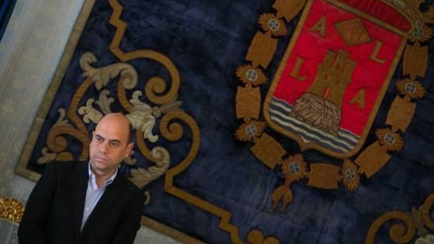 El alcalde, Gabriel Echávarri, ayer, con la mirada perdida durante un acto celebrado en el Salón Azul.