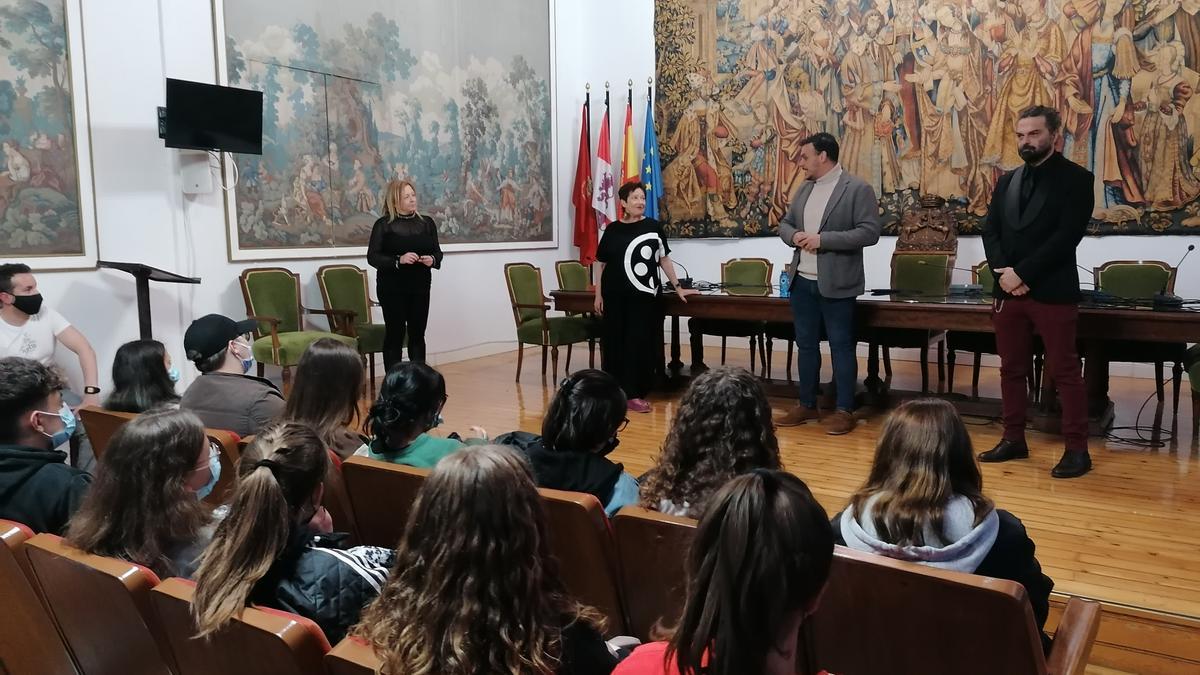 Recepción en el Ayuntamiento de los jóvenes participantes en el proyecto