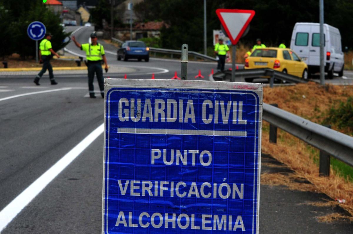 Agentes de la Guardia Civil de Tráfico en un control de alcoholemia.