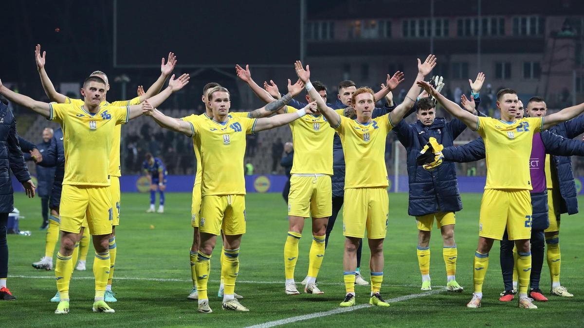 Los internacionales ucranianos celebran el triunfo sobre Bosnia con su escasa hinchada presente en Zenica.