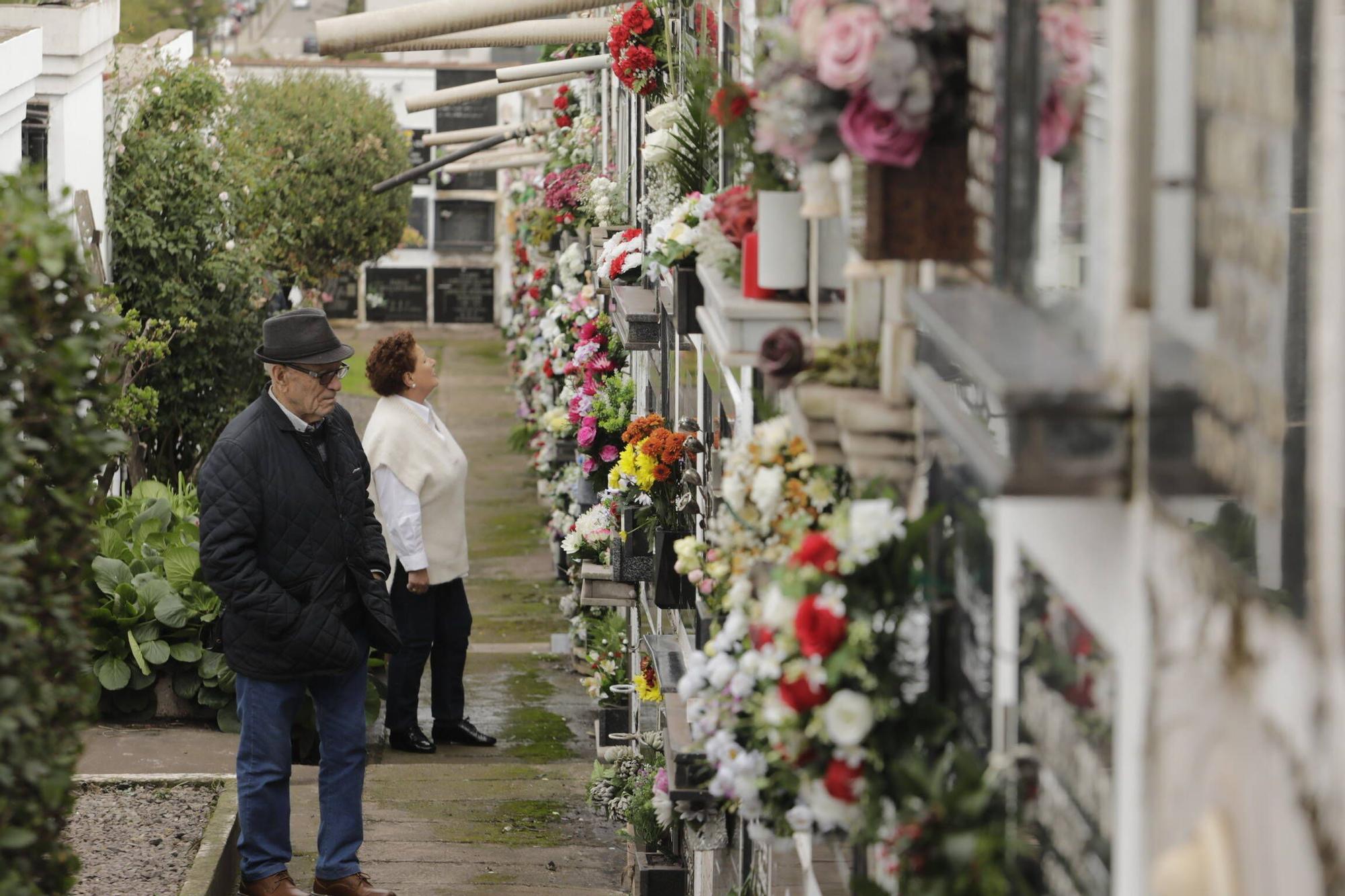 Los cementerios de Gijón reciben multitud de visitas por el Día de Todos los Santos