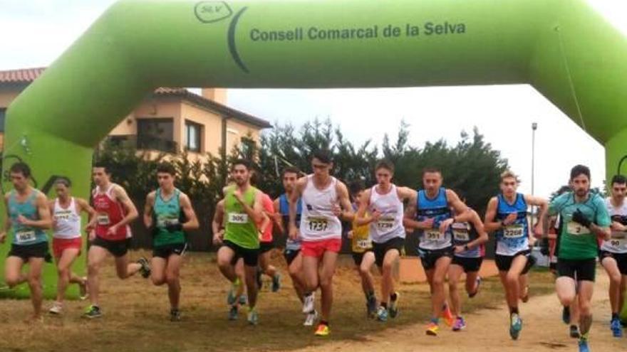 Sortida de la categoria masculina, amb el guanyador de la cursa, Mullera, a la dreta amb el dorsal 2.