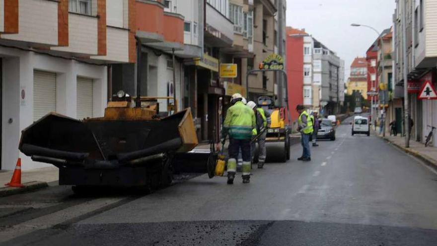 Asfaltado en la calle de Alexandre Bóveda, tras las obras de canalización del gas natural licuado. // Muñiz