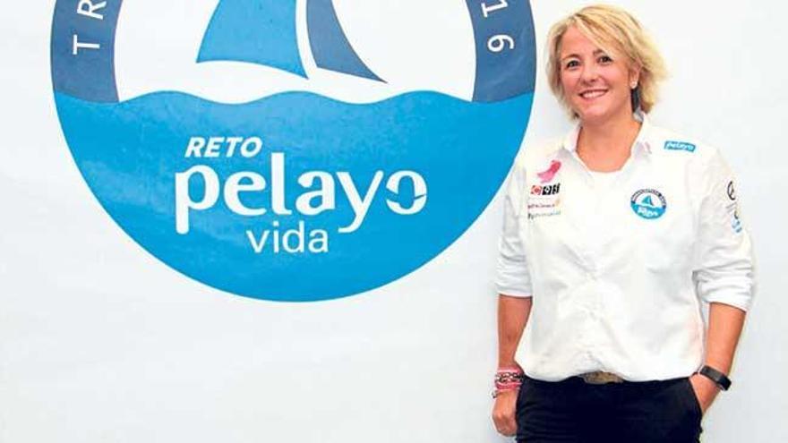 Patricia Alonso posa ante el logo de la Transatlántica 2016.