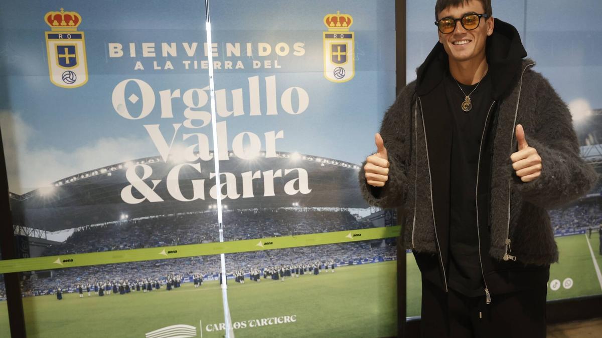 Nico Fonseva, el último fichaje del Oviedo, a su llegada al Aeropuerto de Asturias