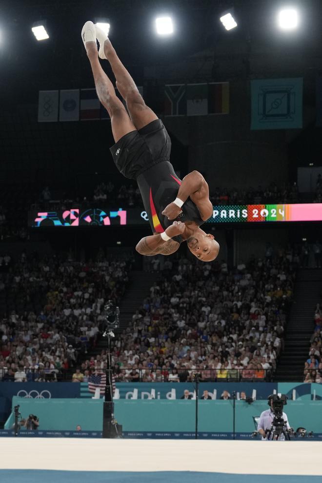 Ray Zapata durante la final del ejercicio de suelo de gimnasia artística en los Juegos Olímpicos París 2024.