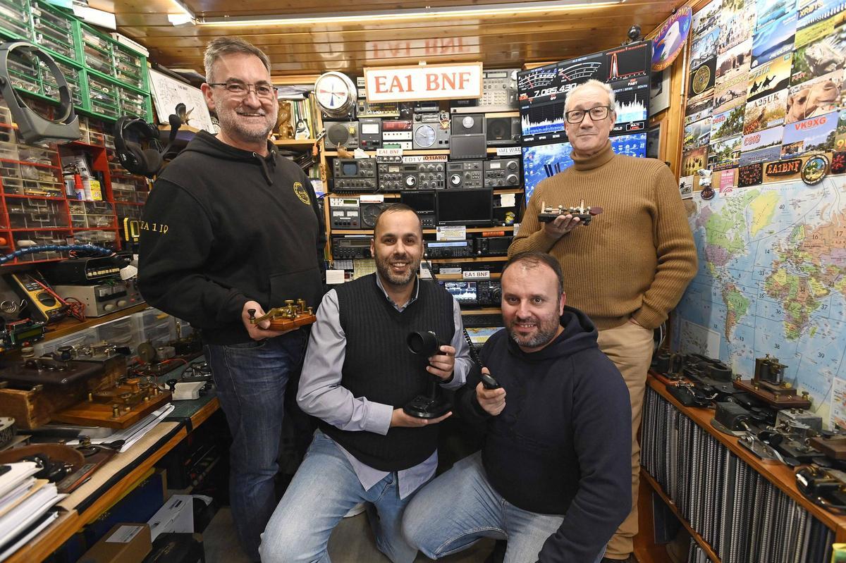 Xesús de Prado, Álvaro Céspedes, Rubén Misa y Manuel Julián Fernández posan con equipos de radioafición.