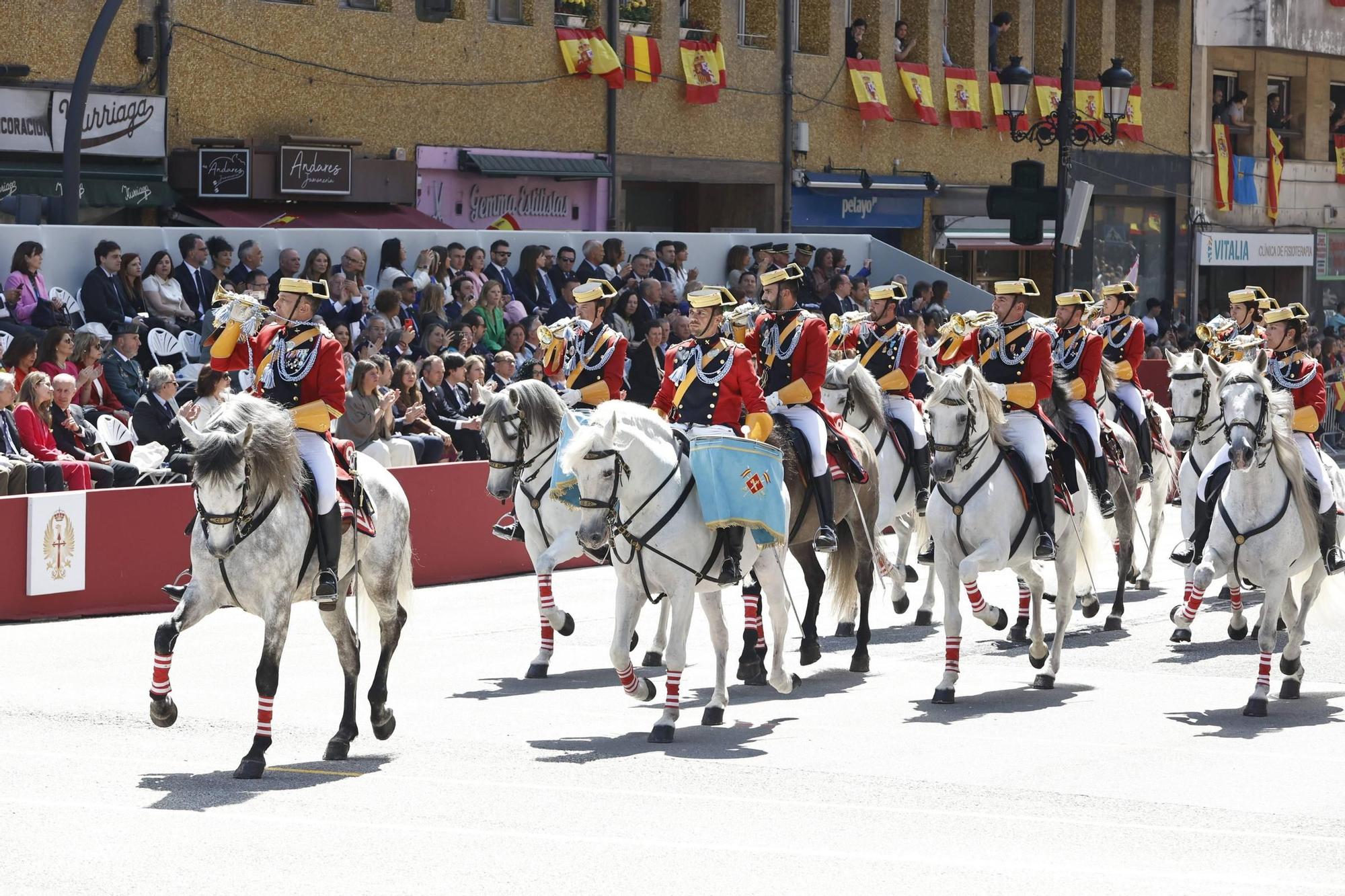 EN IMÁGENES: Así fue el multitudinario desfile en Oviedo por el Día de las Fuerzas Armadas