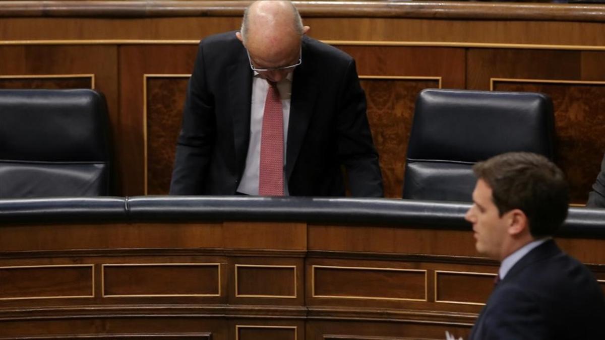 Albert Rivera pasa ante Cristóbal Montoro, el pasado 26 de abril en el Congreso.