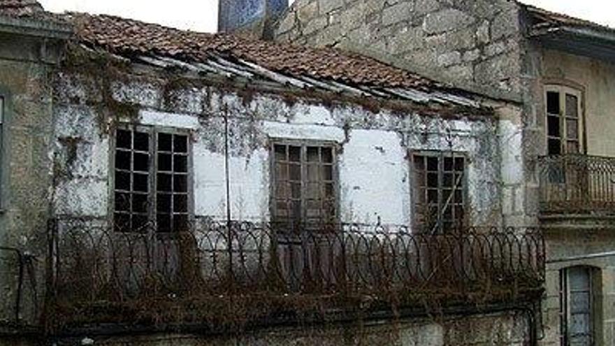 Estado de abandono de un edificio en Ponteareas. // D.P.