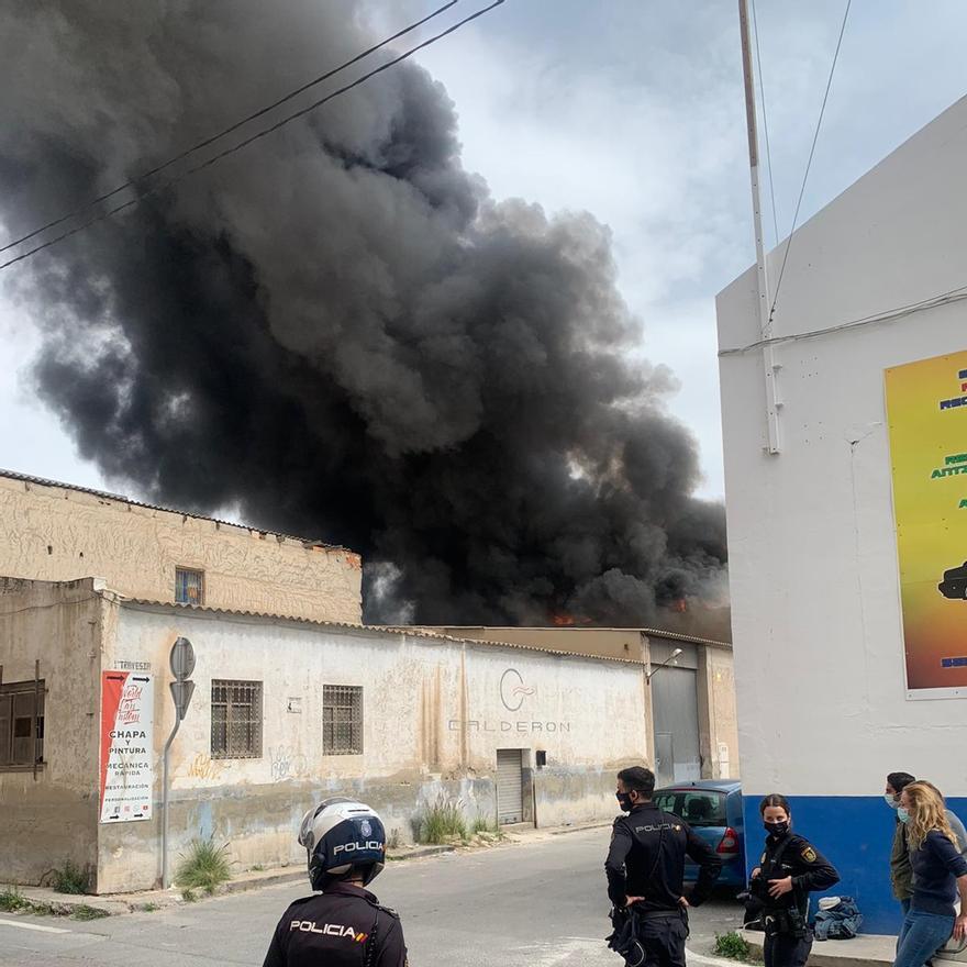 Dos intoxicados en el incendio de un almacén en Alicante