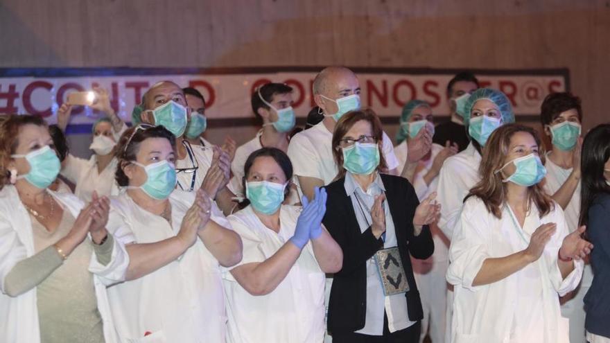 Homenaje de Policía, ambulancias y Bomberos al personal sanitario del HUCA