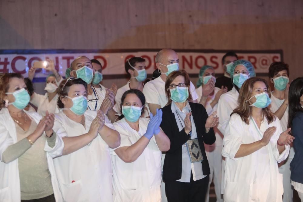 Homenaje de Policía, Guardia Civil y Bomberos al personal sanitario del HUCA