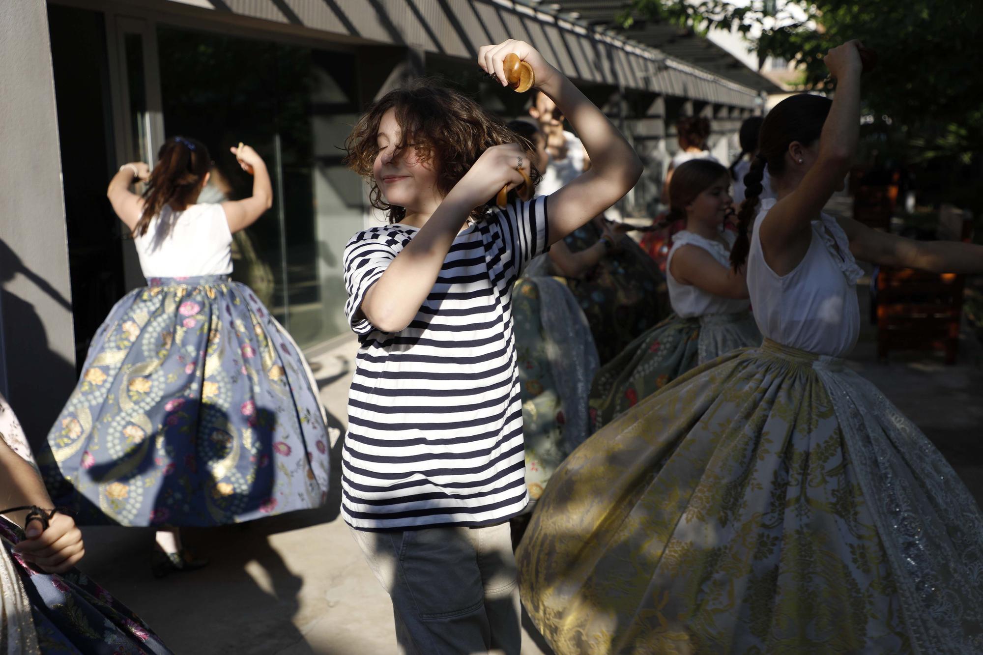 Las falleras infantiles de 2020-2021 y 2022 ensayan la "Dansà"