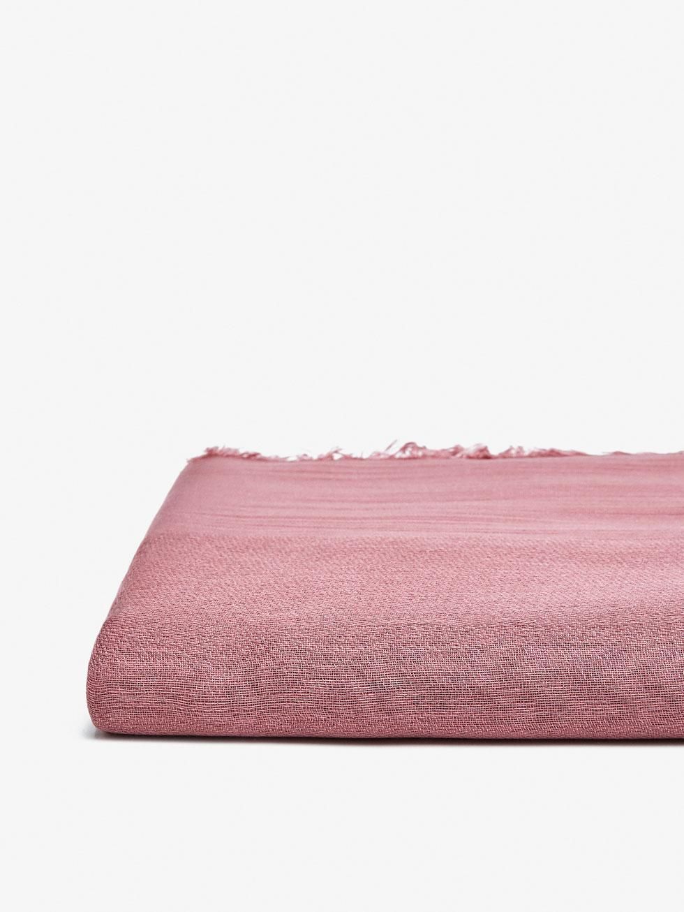 Tendencia 'pink', fular de Massimo Dutti (25,95€)