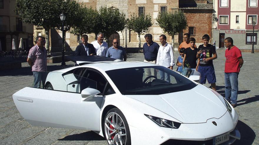 Autoridades, aficionados taurinos y responsables de Lamborghini admiran el vehículo dedicado a Huracán.