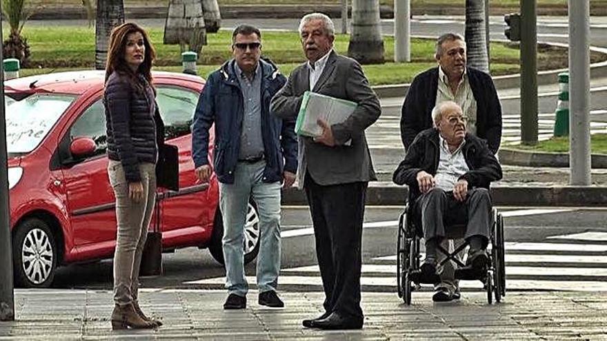 Ignacio Gonzlez, en silla de rueda, a su llegada el martes al Palacio de Justicia de Santa Cruz de Tenerife.