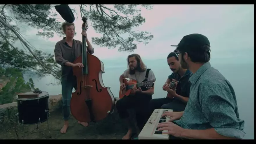 "Lion Sphere" dreht Musikvideo an der Steilküste bei Deià