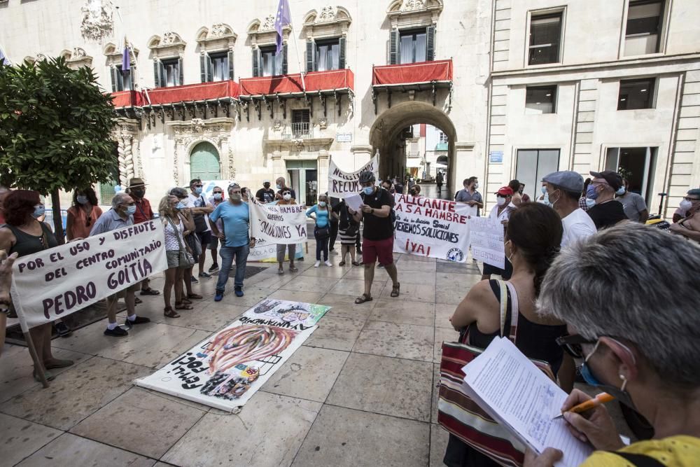 Vecinos de la Zona Norte piden la dimisión de Julia Lllopis.