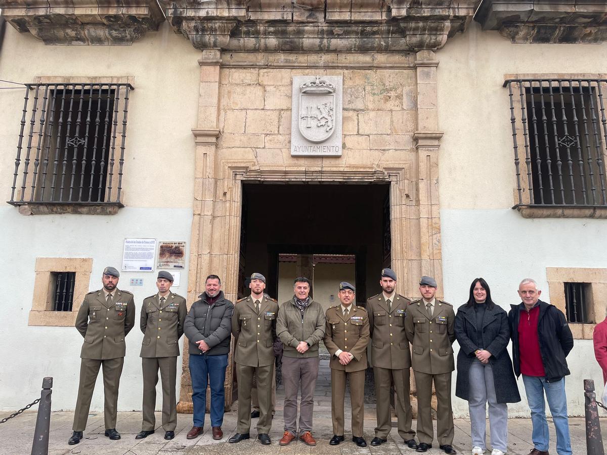 Los militares con los miembros del equipo de gobierno cangués.