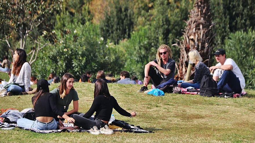 Les restriccions han augmentat el nombre de pícnics a l&#039;espai públic, com aquest a Barcelona.