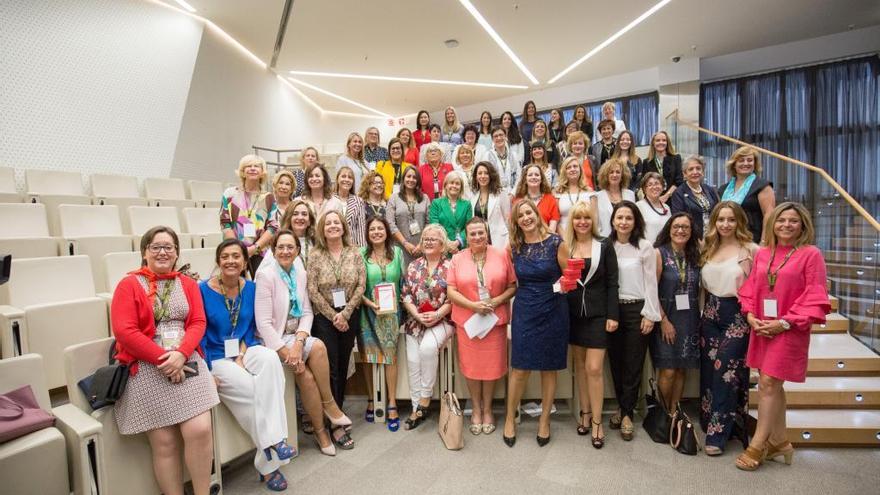 Las más de cien empresarias que firman el libro, reunidas durante la presentación.