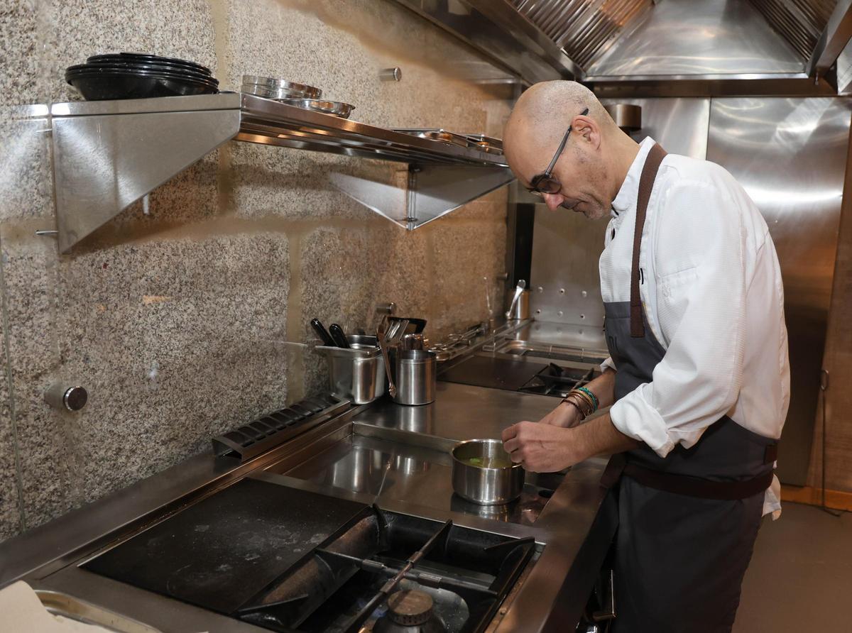 El chef Rafa Centeno cocina en su restaurante Maruja Limón, uno de los más valorados de Vigo.