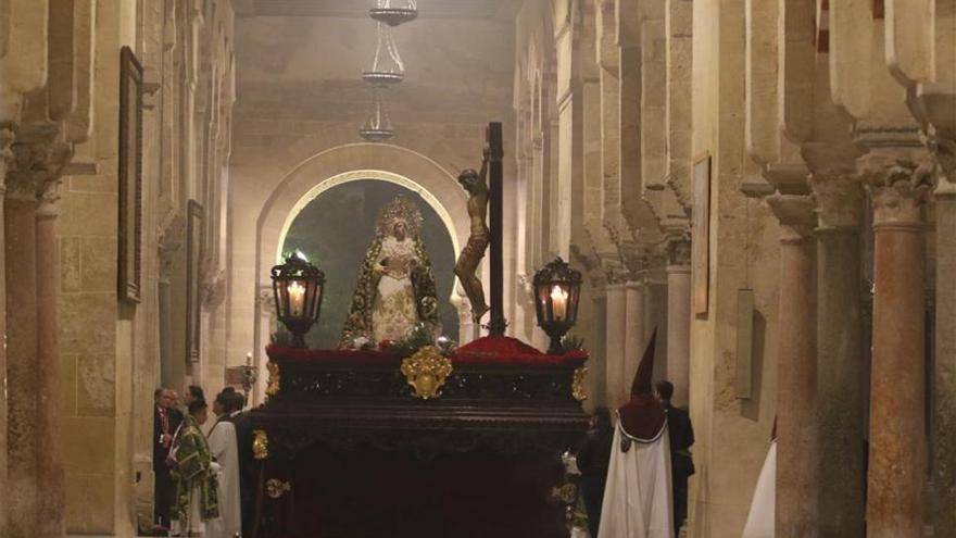 La Piedad, entre los arcos de la Mezquita-Catedral