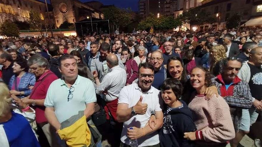 Una imagen del público que se dio cita anoche en la plaza de A Ferrería. // Rafa Vázquez