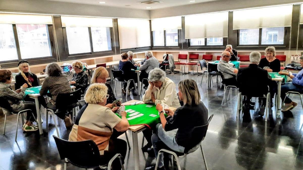 Jugant al bridge a la Coordinadora de Jubilats i Pensionistes de Manresa