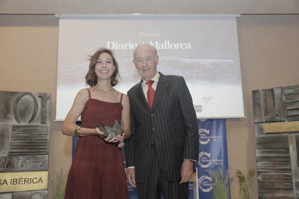 Josep Francesc Conrado entrega el premio a Dora Romaguera.