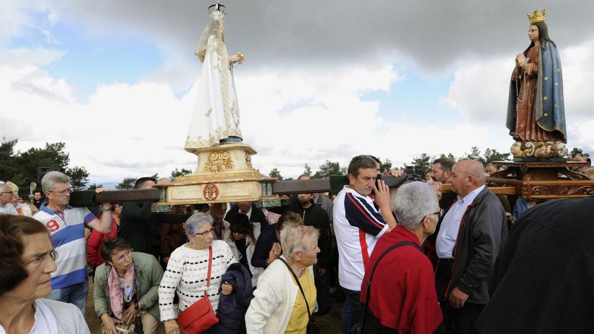 Dos estampas de la romería de Nuestra Señora del Faro, con las imágenes de la Madre y la Hija durante la procesión (arriba).    | // FOTOS: BERNABÉ/JAVIER LALÍN