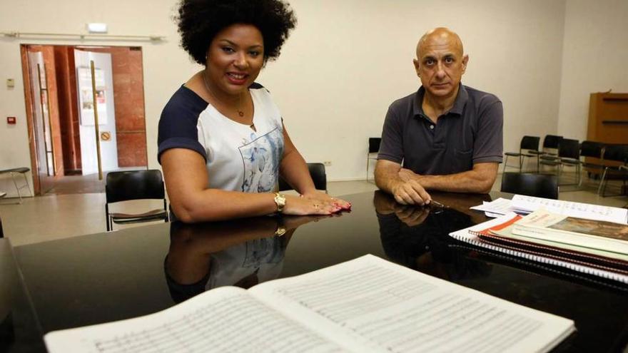 La soprano Luciana Distante y el director artístico José Gómez, durante un ensayo.