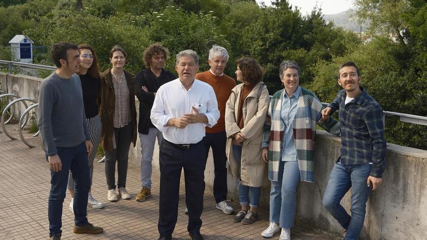 Lores, con compañeros de candidatura, en A Parda