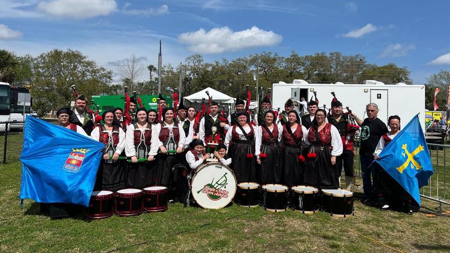 La Banda de Gaites de Corvera posando con el galardón en el centro.