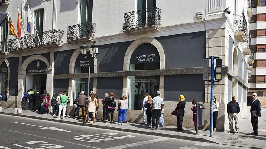 Colas ayer ante las oficinas del Servicio de Atención Integral a la Ciudadanía (SAIC).