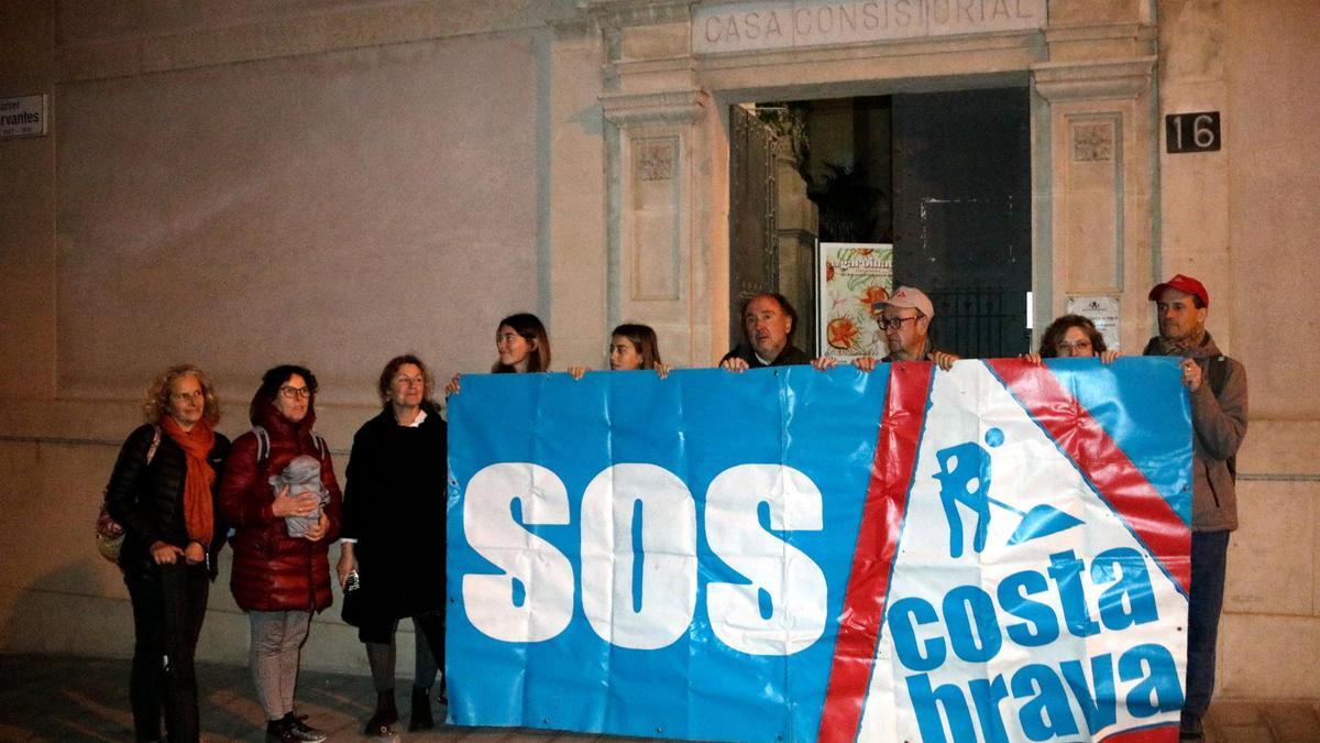 SOS Costa Brava protestant a les portes del ple de Palafrugell, en una imatge d'arxiu.