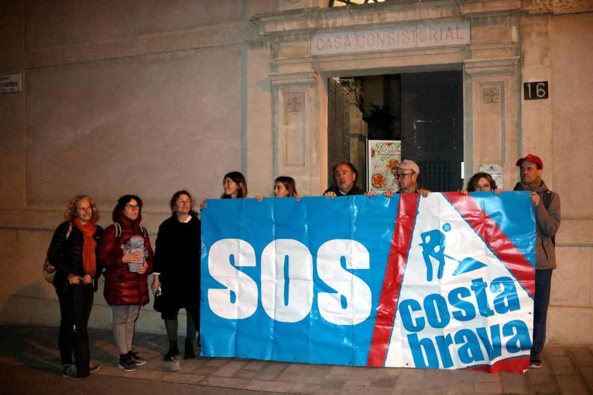 SOS Costa Brava protestant a les portes del ple de Palafrugell