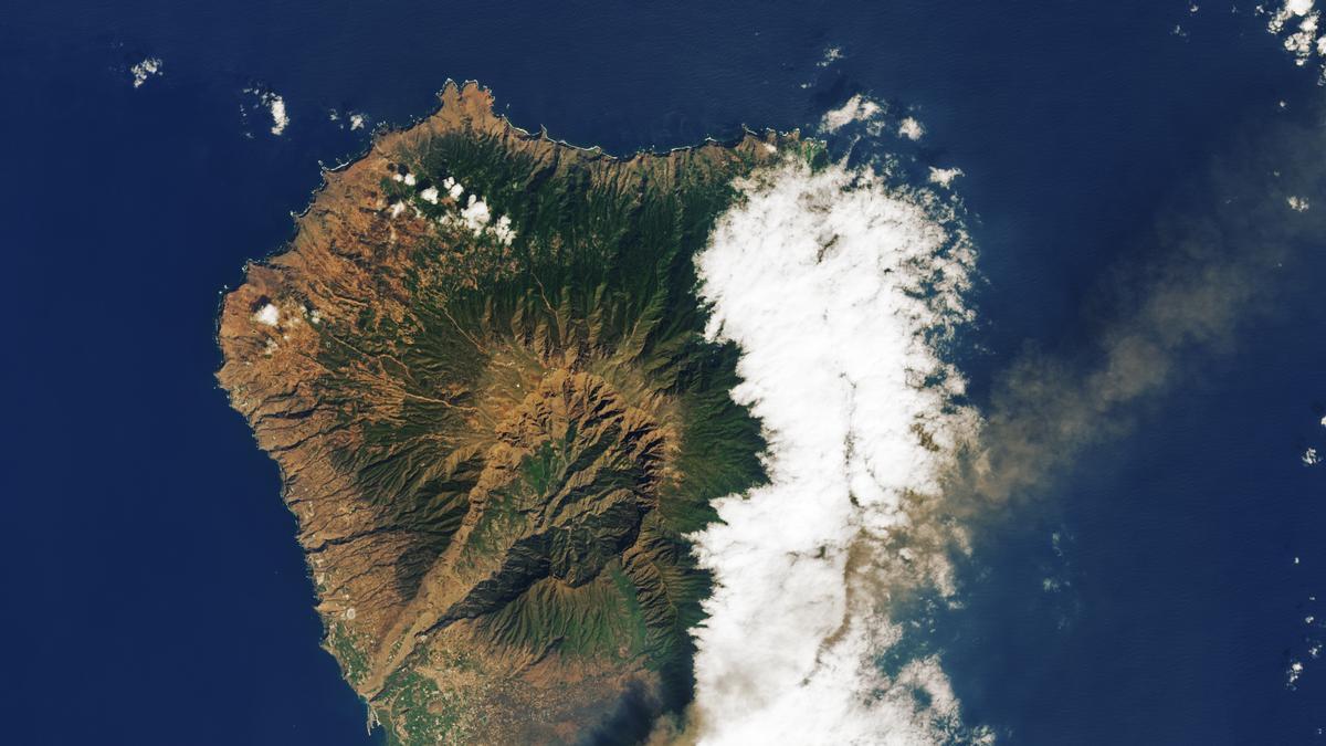 La erupción del volcán de La Palma vista desde el espacio.